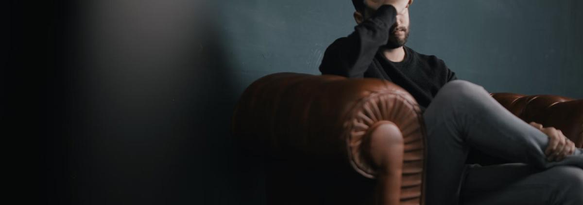 Homme stressé canapé - Techniques à connaître ocntre le stress - Blog EKTC