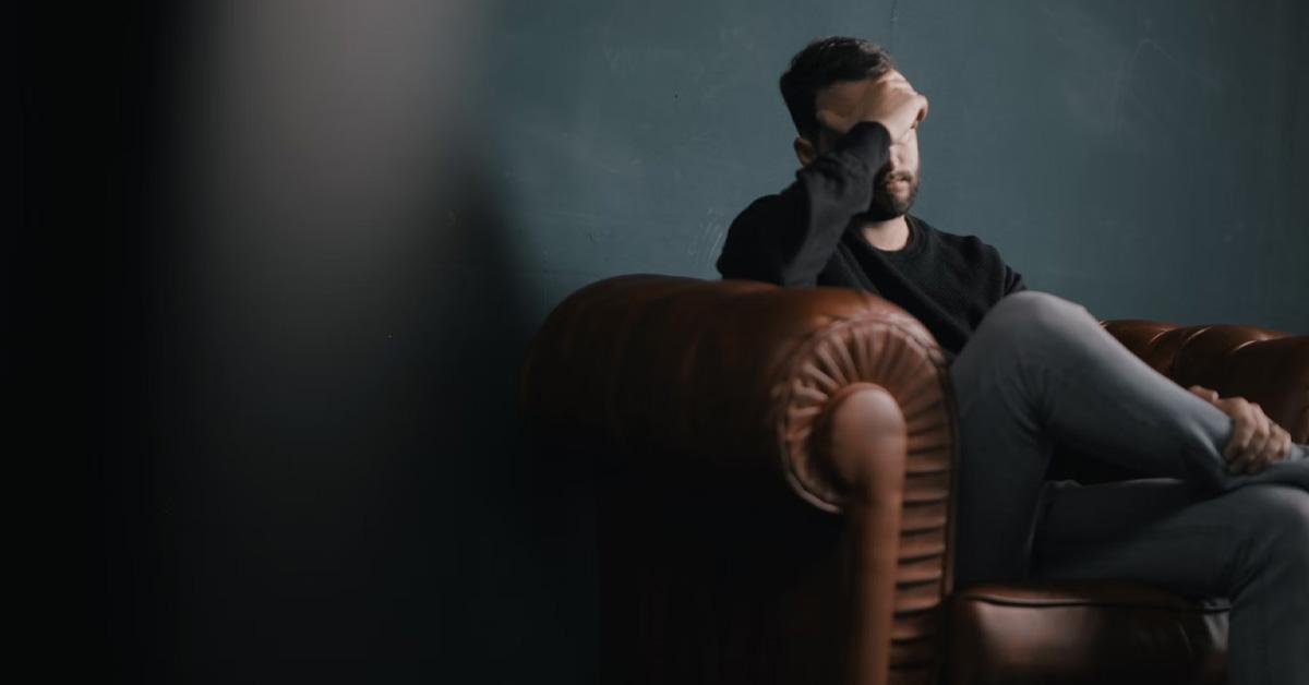 Homme stressé canapé - Techniques à connaître ocntre le stress - Blog EKTC