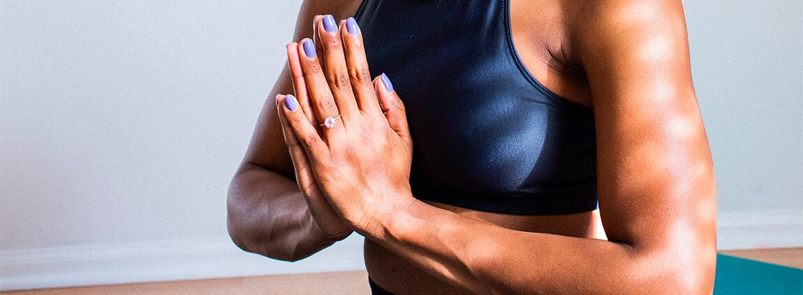 Femme yoga contre le stress - Blog EKTC : La kinésiologie appliquée au stress