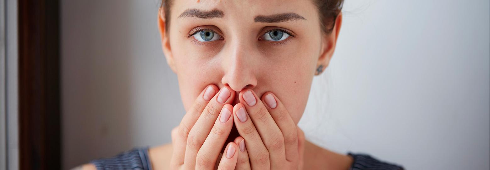 Femme inquiète - Blog EKTC : comment se libérer de ses peurs et phobies par le test musculaire